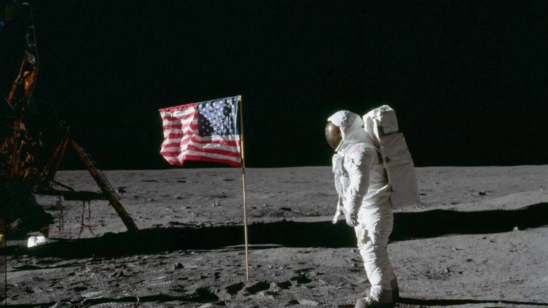 Edwin Buzz Aldrin saluda a la bandera